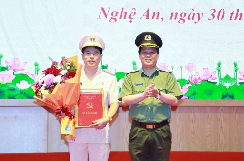 Đồng chí Thiếu tướng Bùi Quang Thanh, Ủy viên Ban Thường vụ Tỉnh ủy, Bí thư Đảng ủy, Giám đốc Công an tỉnh trao Quyết định, tặng hoa chúc mừng đồng chí Đại tá Trần Hồng Quang, Phó Bí thư Đảng ủy, Phó Giám đốc Công an tỉnh

